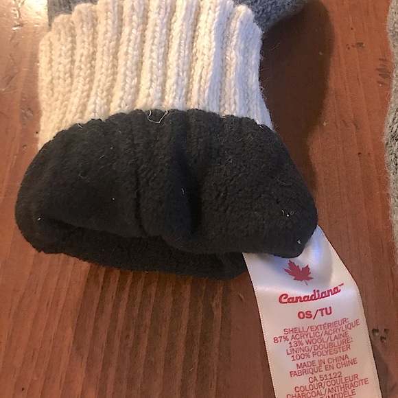 Grey Canada warm gloves - Picture 2 of 2